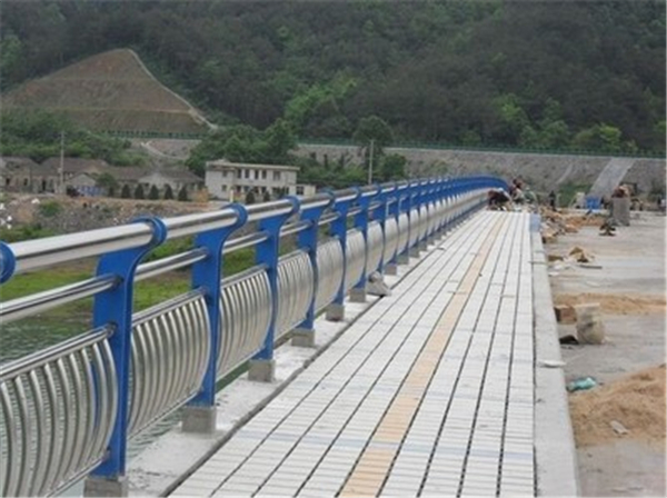 衡阳不锈钢桥梁护栏的特性及其在现代建筑中的应用